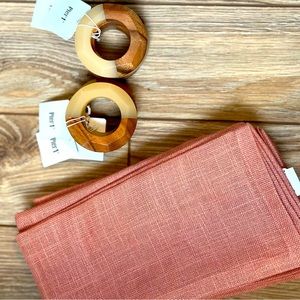NWT 6 napkins & 6 napkin ring holders